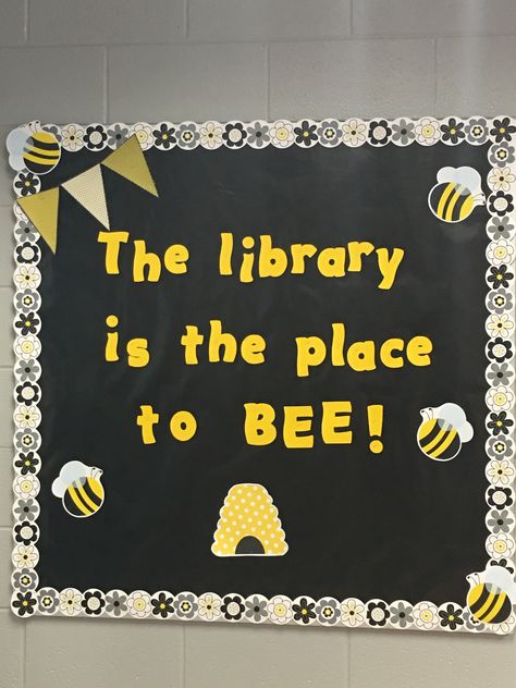 Library bee theme bulletin board Reading Bulletin Boards Elementary, Reading Bulletin Board Ideas, Bee Theme Bulletin Board, Library Bulletin Board Ideas, Winter Library, School Library Bulletin Boards, Library Poster, Summer Bulletin Boards, School Library Displays