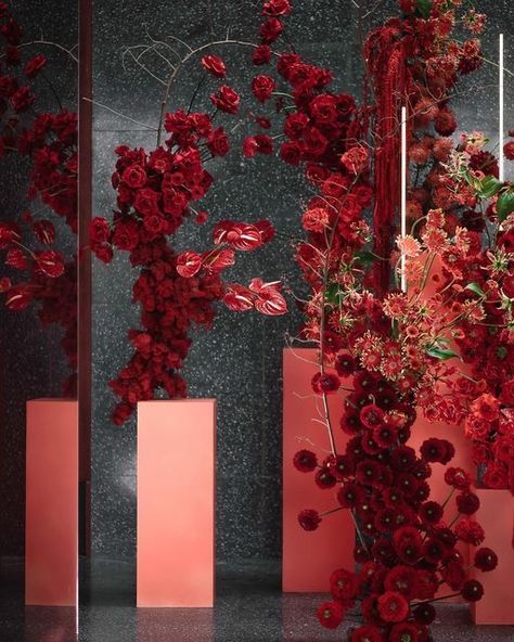 Red Flower Arrangements, Reception Stage Decor, Flower Structure, Red Wedding Decorations, Sweetheart Table Wedding, Red Backdrop, Red Wedding Flowers, Flowers Fashion, Chinese Tea Ceremony