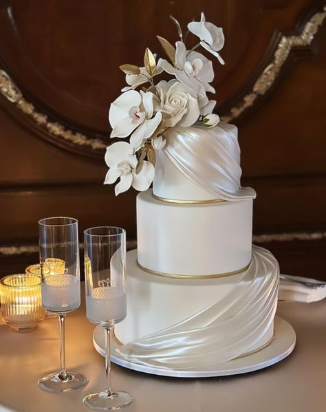 Sleek Wedding Cake, Modern Romantic Wedding Cake, Modern Wedding Cake Unique, Elegant Modern Wedding Cake, White Birthday Cake Ideas, Fun Wedding Cakes, Publix Wedding Cake, Wedding Cake Table Ideas, Wedding Cake Modern