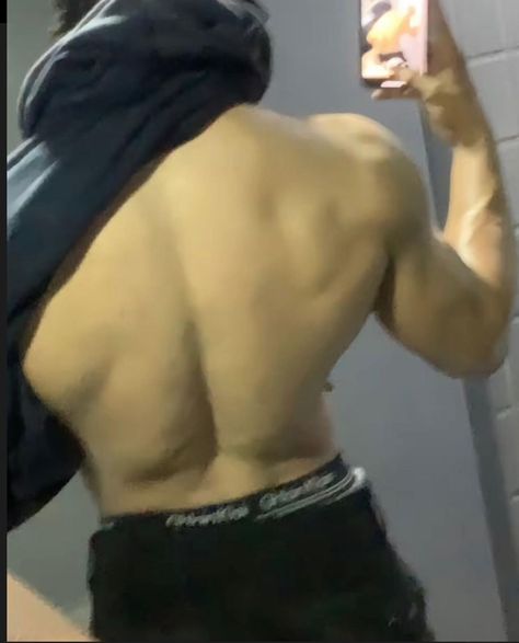 Back Muscles Mirror Selfie Men, Mens Back Aesthetics, Back Pics Man, Buff Guy Aesthetic, Man Gym Aesthetic, Chill Outfit Men, Men Back Muscles Aesthetic, Muscular Back Male, Boy Style Aesthetic