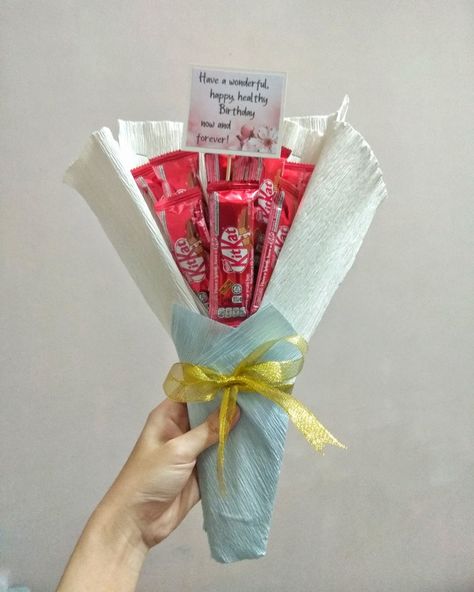 A simple handmade Simple Chocolate Bouquet, Kitkat Bouquet, Bouquet Diy Gift, Single Flower Bouquet, Healthy Birthday, Birthday Hampers, Birthday Bouquet, Chocolate Bouquet, Diy Bouquet