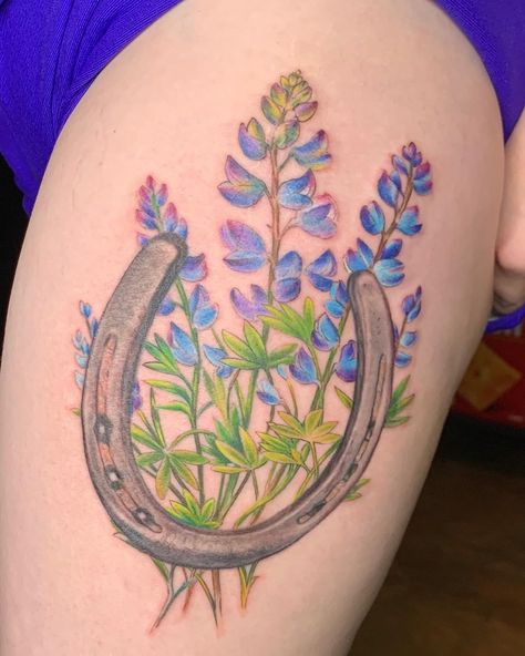 Floral Horseshoe Tattoo, Dainty Horseshoe Tattoo, Western Sleeve, Shoe Tattoo, Thigh Piece Tattoos, Horseshoe Tattoo, Texas Tattoo, Horse Shoe Tattoo, Artsy Tattoos