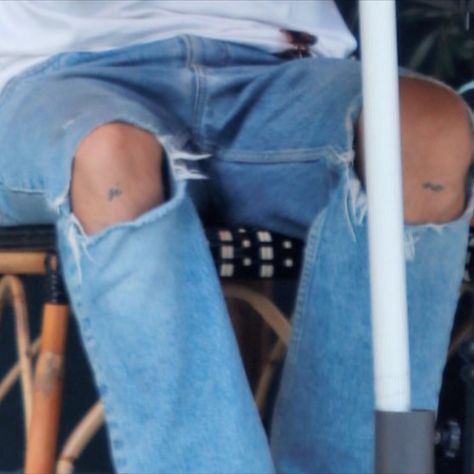 harry styles jeans, knee tattoos 'oui' 'non' 'si' 'no', details, aesthetic, los angeles, california, usa, august 25th 2021 Harry Styles Jeans, Aesthetic Los Angeles, Knee Tattoos, Details Aesthetic, Knee Tattoo, Harry Styles Pictures, California Usa, Los Angeles California, Harry Styles