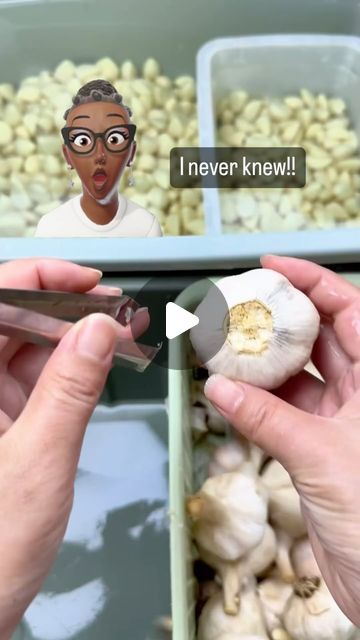 Kendall Sherelle Murray on Instagram: "GARLIC GAME CHANGER! 🧄😆  Confession: I’ve been avoiding whole bulbs of garlic because of the pesky peeling process... until NOW! 💡  Just learned the simplest trick to peel garlic. I just normally smash it on my countertop! 😂🤩  52 years old and finally in the know! 😂 Who else was missing out on this hack?😅🤣  From now on, whole bulbs are going in my shopping cart more often! 🛒   #GarlicLove #KitchenHack #LifeChanging #CookingTips" Garlic Peeling Trick, What To Do With Lots Of Garlic, Easy Way To Peel Garlic, Garlic Peeling Hack, Garlic Hack, How To Peel Garlic, Kitchen Hacks Food, How To Store Garlic, Amazing Food Hacks