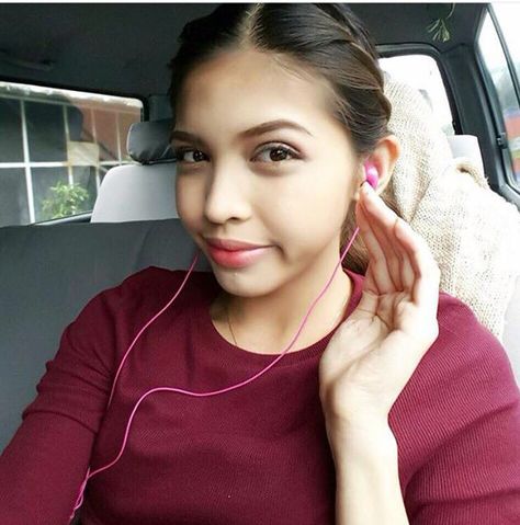 Pabebe wave.👋🏻 Maine Mendoza Maine Mendoza, Alden Richards, Gma Network, Variety Show, Mendoza, Model Poses, Maine, Stars, 10 Things