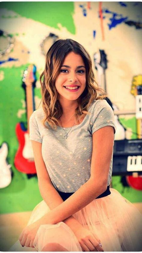 Tini en el Studio 21 :) Violetta And Leon, Bratz Movie, Violetta Disney, Riverdale Cole Sprouse, Maria Clara, Disney Stars, Fashion Tv, Disney Outfits, Disney Channel