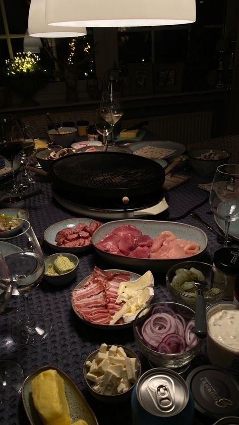 Dinner Date Black Couple, Raclette Aesthetic, Raclette Ideas, Raclette Party, Raclette Cheese, Cheese Wine, Wine Dinner, Girl Lifestyle, Wine Cheese