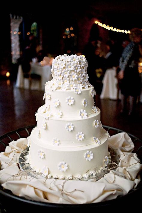 Follow us @SIGNATUREBRIDE on Twitter and on FACEBOOK @ SIGNATURE BRIDE MAGAZINE Wedding Cake Piping, Daisy Wedding Cake, Daisy Wedding Cakes, Southern Wedding Cakes, Wedding Cake Fresh Flowers, Daisy Cakes, Daisy Wedding, Gorgeous Wedding Cake, White Wedding Cakes