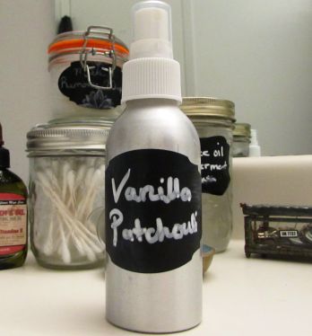 DIY Vanilla and Patchouli Body Spray – Bare Bones Beauty and Health Patchouli Perfume Diy, Homemade Body Spray, Vanilla And Patchouli, Body Spray Recipe, Diy Body Spray, Vanilla Body Spray, Essential Oil Perfume Blends, Diy Vanilla, Essential Oil Perfumes Recipes