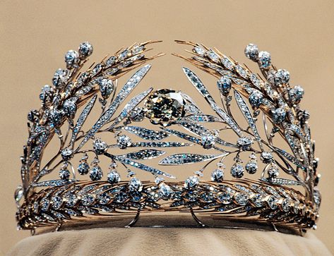 Maria Feodorovna, Royal Crown Jewels, Tiaras Jewellery, Royal Crowns, Royal Tiaras, Elisabeth Ii, Diamond Tiara, Historical Jewellery, Joan Rivers