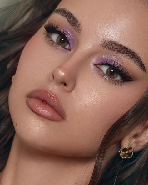 Makeup Ideas Light Purple, Lilac Makeup Green Eyes, Purple Witch Eyeshadow, Engagement Hairstyles With Dupatta, Lilac Prom Makeup Looks, Purple Makeup Inspiration, Purple Blush Makeup Look, Quince Make Up Purple, Makeup That Matches Purple Dress