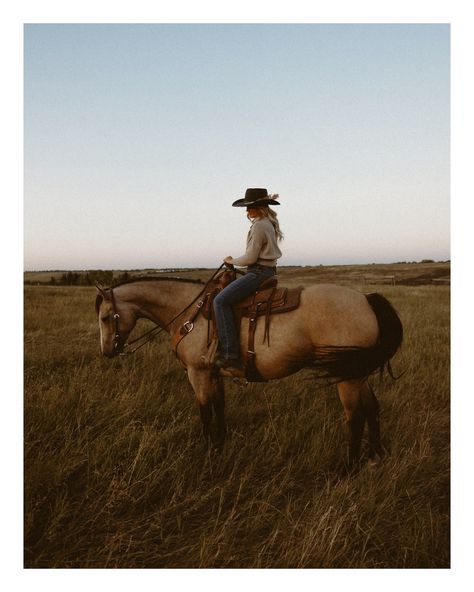 ✨National Day of the COWGIRL✨ but a day late.. @brookegamble__ is the G.O.A.T🔥 This is your sign to book a session with your #1 pony🥹 Western style| Western Photoshoot Inspiration| Western photoshoot ideas| Ranch photoshoot style| Cowgirl Outfit Ideas #cowgirlsdoitbetter #cowgirlsofinstagram #cowgirlstyle #cowgirlphotoshoot #westernphotography #westernphotoshootideas #punchy #cowgirlmagazine Cowboy Cowgirl Photoshoot, Old West Photoshoot, Cowgirl Portrait Photography, Western Fall Pictures, Western Inspired Photoshoot, Ranch Couple Photoshoot, Western Field Photoshoot, Horse Photo Shoot Ideas, Cowgirl Graduation Pictures