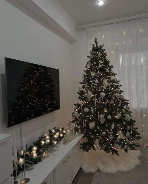 Christmas Garland Placement Ideas, Christmas Tree Astethic, Christmas Decorations Ideas For Home, Christmas Decor For Apartments, Xmas Tree Ideas, Christmas Room Decor Ideas, Christmas Decor Living Room, Christmas Tree At Home, Decor Natal