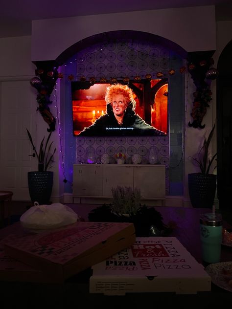 Cozy Fall Movie Night, Hocus Pocus Movie Night, Hocus Pocus Aesthetic, Hocus Pocus Movie, October Girl, Photo Halloween, Night Photo, Halloween Vibes, Halloween 2