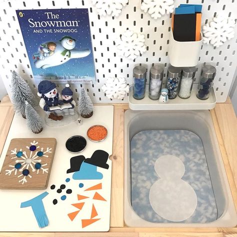 Christmas Flisat Table Ideas, Winter Sensory Table, Flisat Christmas, Christmas Flisat Table, Christmas Play Tray, Winter Flisat Table, Flisat Table Activities Winter, Toddler Color Learning, Snowball Rescue Sensory Bin