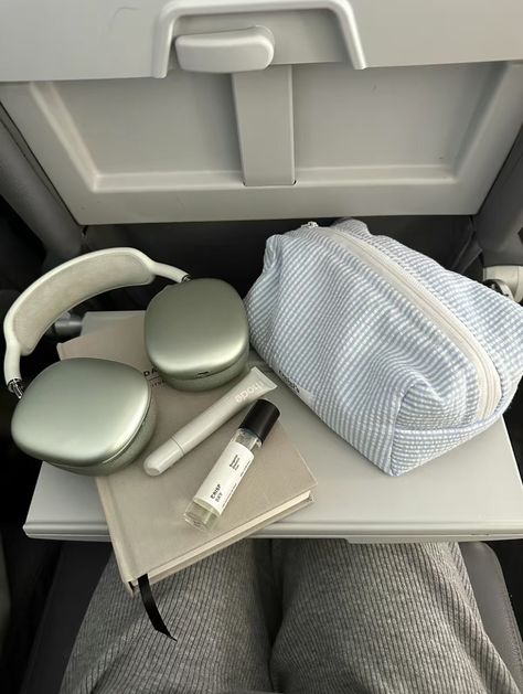 Headphones For Iphone, Airport Aesthetic, Airpods Max, 사진 촬영 포즈, Airplane Mode, Dolby Atmos, Dream Lifestyle, Apple Airpods, Future Life