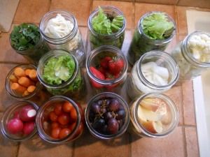 Mason Jars, the Key to Fresh Veggies from My Life as Robin's Wife.  Seal in the freshness!  #mason jars #fresh Produce Prep, Keep Produce Fresh, Mason Jar Storage, Storing Vegetables, Storing Fruit, Mason Jar Salad, Vegetable Storage, Salad In A Jar, Fruit Storage