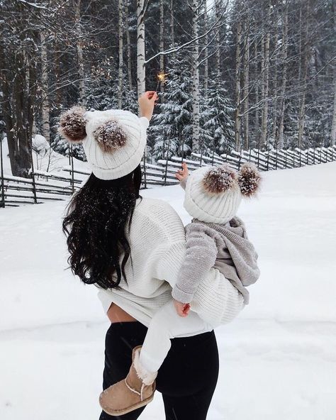 Snow Photoshoot, Winter Family Photos, Mom Daughter Outfits, Christmas Home Decor Ideas, Baby In Snow, Snow Pictures, Winter Photoshoot, Matching Mom, Foto Baby