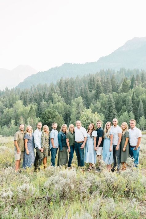 Extended Family Pictures Fall, Large Family Photo Outfits, Large Family Photo Poses, Big Family Photo Shoot Ideas, Extended Family Photoshoot, Large Family Photo Shoot Ideas, Large Family Pictures, Large Family Photo, Mountain Family Photos