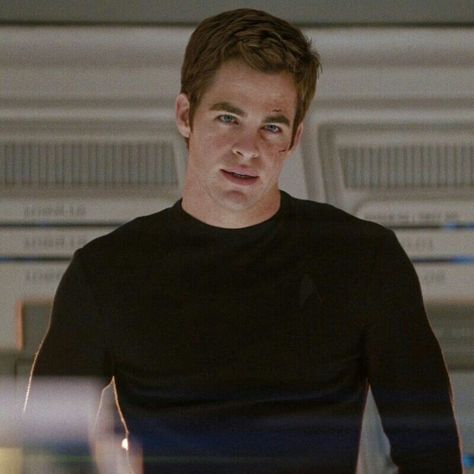 Kirk Star Trek Chris Pine, Star Trek Kirk Chris Pine, Chris Pine Kirk, James Kirk Chris Pine, James T Kirk Chris Pine, Jim Kirk Chris Pine, Chris Pine Wallpaper, Young Chris Pine, Chris Pine Princess Diaries