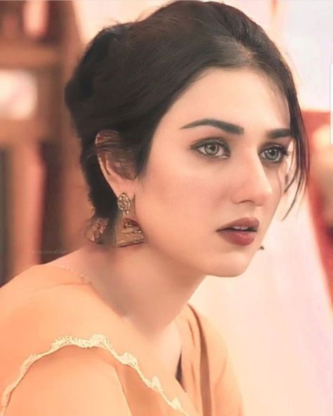 Sara Khan Makeup, Girls Hair Styles, Cute Hairstyle Ideas, Sara Khan, Picture Background, Cute Hairstyle, Girls Unique, Pakistani Actress, Hairstyle Ideas