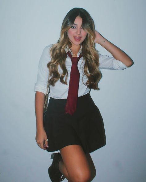 Halloween Makeup Pretty, Beautiful Photoshoot Ideas, Outfit 90s, Concert Outfit, Skater Skirt, Halloween Costumes, Casual Outfits, Plus Size, Concert