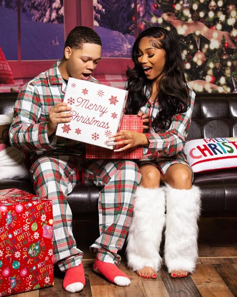 Christmas Pictures Couples Outfits Black, Couples Christmas Photos, Couple Christmas Photoshoot, Christmas Couple Photoshoot, Christmas Fashion Photography, Christmas Photos Outfits, Cute Christmas Pajamas, Christmas Couple Photos, Christmas Couple Pictures