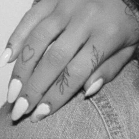 Leave Finger Tattoo, Finger Tattoos Leaves, Leaves Finger Tattoo, Leaves Hand Tattoo, Leaf Finger Tattoo, Thumb Tattoo, Grande Tattoo, Tattoo Fixes, Ariana Grande Tattoo