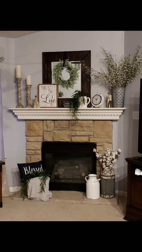 Decorating Mantle Mantel Inspiration, Design Camino, Farmhouse Mantle Decor, Farmhouse Fireplace Decor, Christmas Fireplace Mantels, Farmhouse Mantle, Mantle Ideas, Fireplace Mantle Decor, Fireplace Mantel Decor