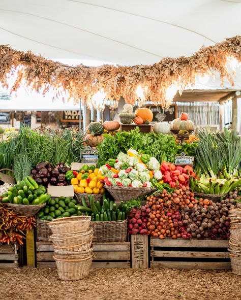 🥕 🧀 Have you visited the Oranjezicht City Farm Market at Granger Bay? This vibrant hub celebrates local farmers, artisans, and sustainability every weekend! 🌿 Located at the historic V&A Waterfront, the market is a cornerstone of local commerce and community engagement. Established in 2012 by Sheryl Ozinsky, it promotes urban agriculture and supports local farmers and artisans. Every weekend, visitors can enjoy fresh, seasonal produce, artisanal foods, and unique handmade crafts. The market... Farmers Market Advertising, California Farmers Market, Oranjezicht City Farm Market, Farmer Market Aesthetic, Local Farmers Market Aesthetic, Fall Farmers Market Aesthetic, Summer Farmers Market Aesthetic, Farmers Market Set Up, Autumn Farmers Market