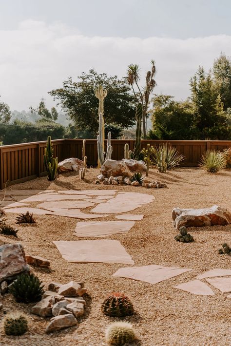 Town and Cacti Desert Landscaping Backyard, Cactus Gardens, Flagstone Pathway, Desert Backyard, Gravel Landscaping, Lawn Alternatives, Waterwise Garden, Drought Tolerant Landscape, Areas Verdes