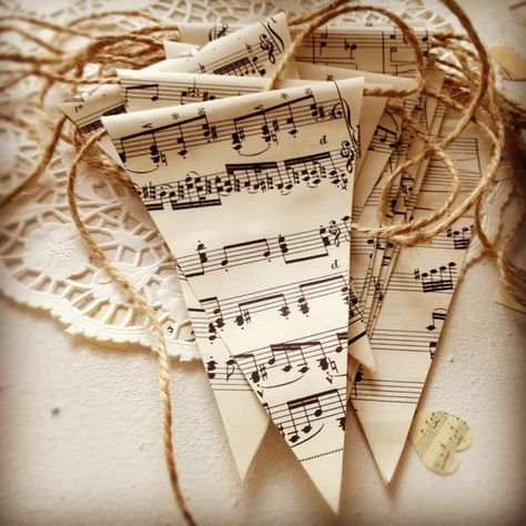 Stary Papier, Music Party Decorations, Sheet Music Crafts, Music Themed Parties, Sheet Music Art, Baby Shower Vintage, Music Crafts, Music Paper, Music Birthday