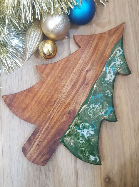 Epoxy Christmas Tree, Christmas Wood Tray Decor, Epoxy Christmas Gifts, Christmas Resin Tray, Christmas Epoxy Ideas, Resin Christmas Ideas, Epoxy Resin Crafts Wood, Wood And Epoxy Projects, Christmas Resin Ideas