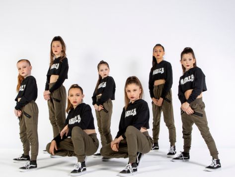 Hiphop Dance Poses For Pictures, Group Dance Costumes Hip Hop, Hip Hop Poses For Pictures, Dance Recital Picture Poses, Dance Studio Pictures Photo Shoot, Dance Group Picture Poses, Group Dance Poses Hip Hop, Dance Team Photoshoot Poses, Dance Ending Poses Group