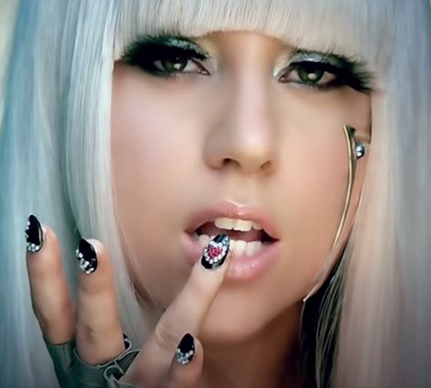 Lady Gaga Nails, Lady Gaga Pictures, Celebrity Nails, Japanese Nail Art, Poker Face, Japanese Nails, Black Polish, Reality Tv Shows, Rhinestone Heart