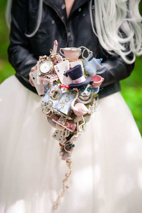 Alice In Wonderland Wedding Bouquet, Disney Bouquet Wedding, Alice In Wonderland Wedding Flowers, Alice In Wonderland Wedding Theme Dress, Alice In Wonderland Bouquet, Unwedding Ideas, Alice In Wonderland Wedding Decorations, Wedding Alice In Wonderland, Alternative Bridal Bouquets