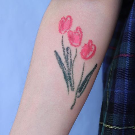 Tulips Tattoo, Belly Button Tattoo, Vintage Vsco, 12 Tattoos, Handpoke Tattoo, Doodle Tattoo, Stylist Tattoos, Snake Tattoo, Beauty Tattoos