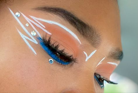 Ashoka Makeup Ideas, Ahsoka Eye Makeup, R2d2 Makeup Ideas, Star Wars Inspired Makeup Eye, Starwars Makeup Ideas Simple, Ahsoka Tano Inspired Makeup, Starwars Makeup Looks, Ahsoka Face Markings, Star Wars Themed Makeup