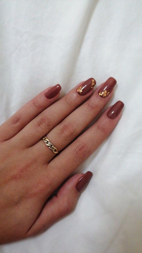 Brown With Gold Flakes Nails, Brown And Gold Foil Nails, Brown Nails With Gold Flakes, Nails Feuille D’or, Red And Gold Nail Designs Classy, Nails With Flakes, Nail Art Feuille D'or, Coffin Gel Nails, Copper Nails Designs