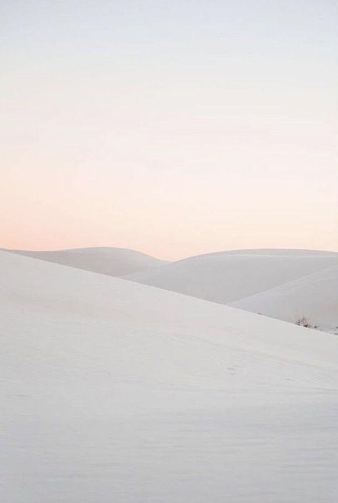 White sands national monument, photo loeildeos Sand Aesthetic, White Sand Dunes, White Sands National Monument, White Desert, Space Cowboy, Space Cowboys, White Sky, Skyfall, White Space