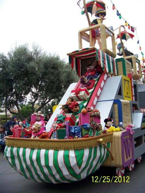 We could do a smaller version of this on the wranger and the kids could dress as presents Christmas Toy Factory, Wagon Floats, Christmas Parade Floats, Holiday Parades, Christmas Props, Kids Christmas Party, Christmas Float Ideas, Parade Float, Christmas Parade