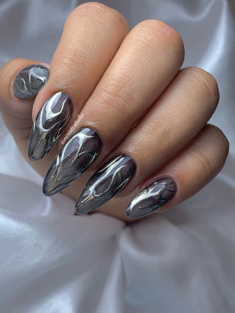 Black Monochrome Nails, Dark Grey Chrome Nails, Dark Nails Aesthetic, Nails Silver Black, Black Silver Nail Art, Cybergoth Nails, Techno Nails, Black And Silver Nails Ideas, Black And Chrome Nails