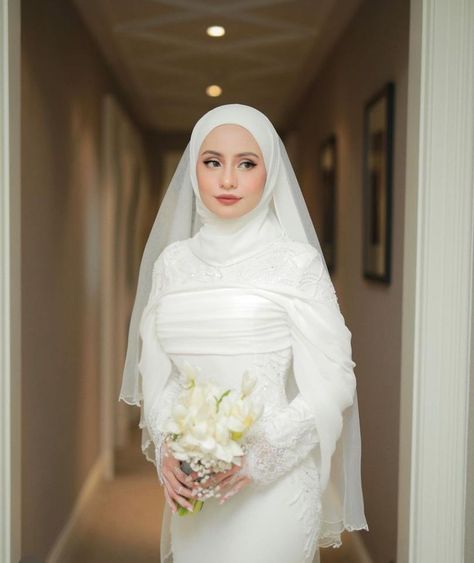 Ootd Bridesmaid Hijab, Bride Hijab Style, Malaysian Hijab, Malaysian Wedding, Malay Wedding Dress, Muslim Wedding Photos, Pose Pengantin, Wedding Hijab Styles, Muslim Wedding Gown