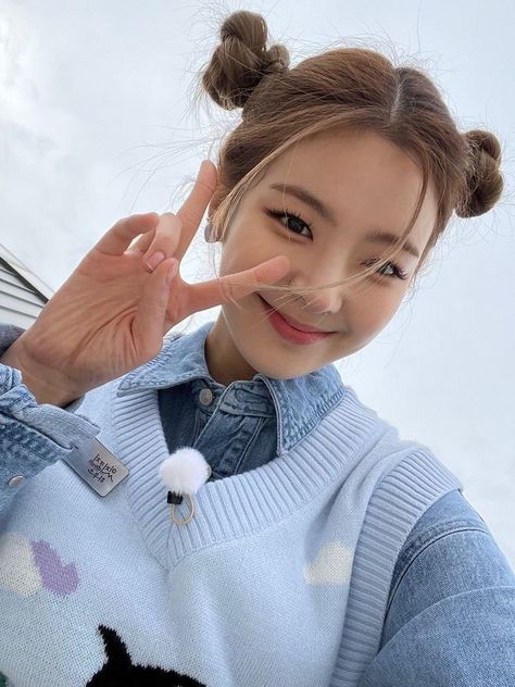 It'z Me, Itzy Lia, 17 Kpop, Dara Kpop, Too Faced, Peace Sign, Kpop Girl Groups, South Korean Girls, K Pop