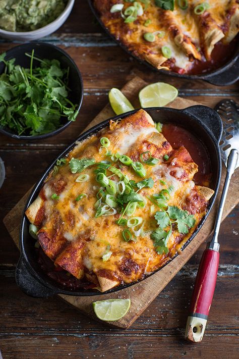 chipotle chicken enchiladas Enchilada Photography, Enchiladas Photography, Chipotle Chicken Enchiladas, North American Food, Mexican Flavors, Soul Kitchen, Enchilada Recipe, Work Photography, Foto Inspo