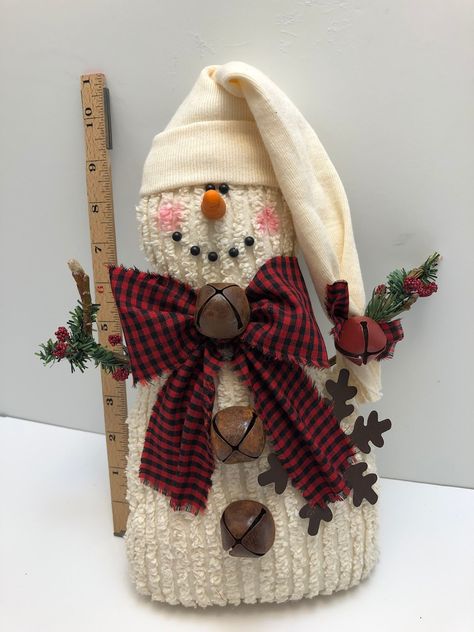 Small Snowman Carrot Noses DIY Snowman Hat Diy, Primitive Snowmen Patterns, Diy Quilted Christmas Ornaments, Prim Snowman, Chunky Blanket Diy, Handmade Christmas Presents, Chenille Crafts, Winter Wreath Diy, Small Snowman