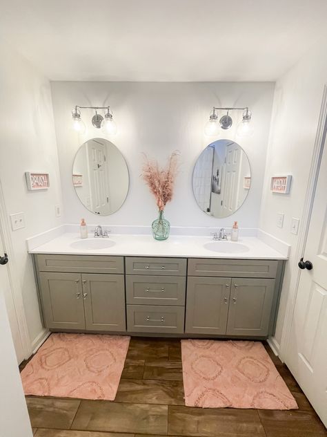 Pink White And Silver Bathroom Ideas, Pink And Grey Restroom Ideas, Pink Grey Gold Bathroom, Small Bathroom Ideas Gray White Pink, Bathroom Ideas Pink And Grey, Pink And Grey Bathroom Ideas, Pink Grey And White Bedroom Aesthetic, Pink Bathroom Ideas Decor, Grey And Pink Kitchen Ideas