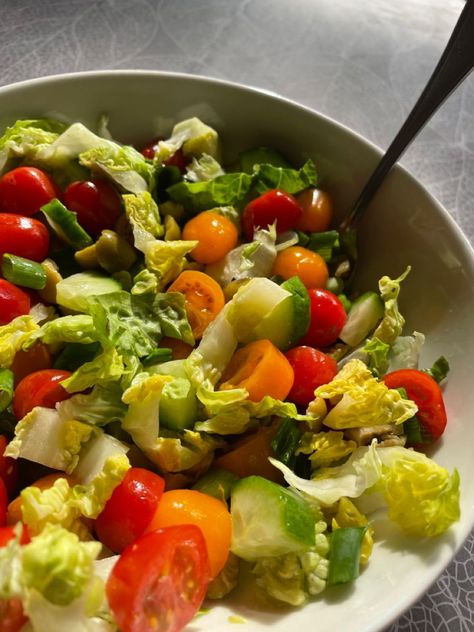 Fresh salad Salad Aethstetic, Aesthetic Salad Pictures, Simple Salad Aesthetic, Fresh Salad Aesthetic, Fresh Astethic, Garden Salad Aesthetic, Summer Salads Aesthetic, Mediterranean Salad Aesthetic, Salad Astethic