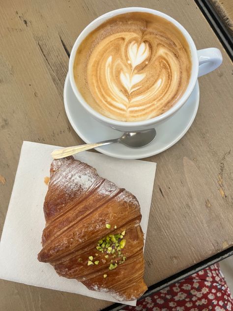 Pistachio Croissant Aesthetic, Croissant Aesthetic Photography, Croissant Pistachio, Pistachio Croissant, Rome Coffee, Croissant Aesthetic, Food Photography Aesthetic, European Breakfast, Café Aesthetic