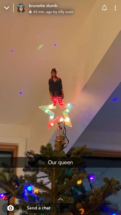 Christmas Taylor Swift Aesthetic, Taylor Swift Tree Topper, Taylor Swift Christmas Tree Ideas, Taylor Swift Christmas Decoration, Taylor Swift Christmas Party, Taylor Swift Christmas Decor, Taylor Swift Christmas Aesthetic, Swiftmas Tree, Swiftie Decor